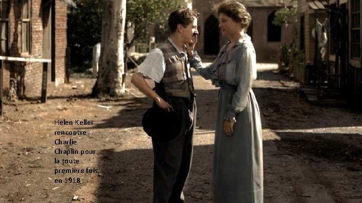 Helen Keller rencontre Charlie Chaplin pour la toute première fois, en 1918. 