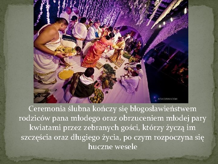 Ceremonia ślubna kończy się błogosławieństwem rodziców pana młodego oraz obrzuceniem młodej pary kwiatami przez