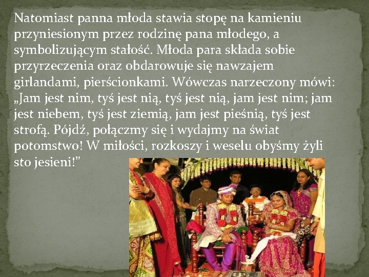 Natomiast panna młoda stawia stopę na kamieniu przyniesionym przez rodzinę pana młodego, a symbolizującym