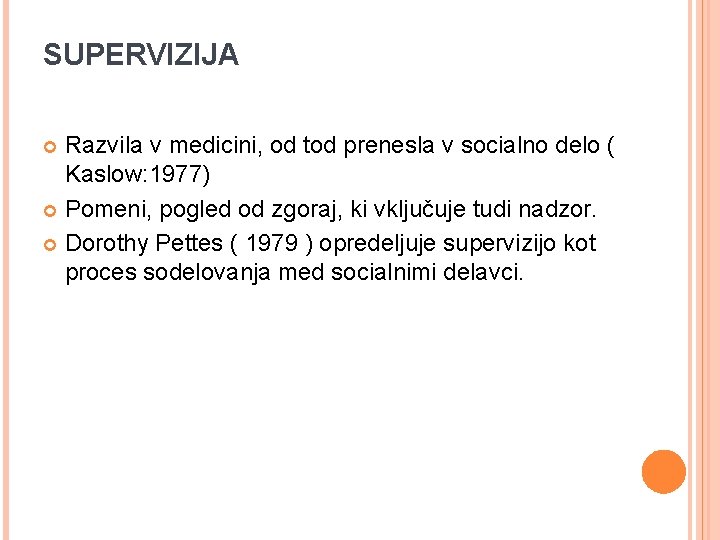 SUPERVIZIJA Razvila v medicini, od tod prenesla v socialno delo ( Kaslow: 1977) Pomeni,