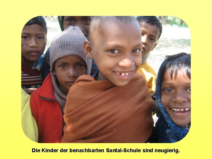 Die Kinder benachbarten Santal-Schule sind neugierig. 