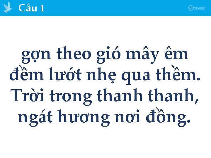 Câu 1 gợn theo gió mây êm đềm lướt nhẹ qua thềm. Trời trong