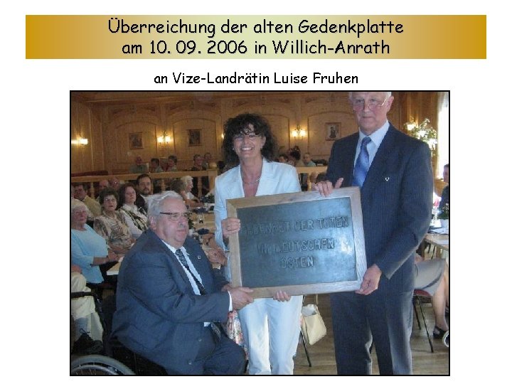 Überreichung der alten Gedenkplatte am 10. 09. 2006 in Willich-Anrath an Vize-Landrätin Luise Fruhen
