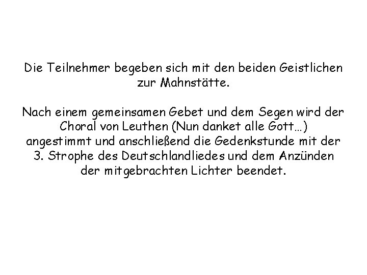 Die Teilnehmer begeben sich mit den beiden Geistlichen zur Mahnstätte. Nach einem gemeinsamen Gebet