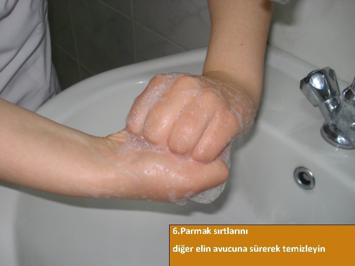 6. Parmak sırtlarını diğer elin avucuna sürerek temizleyin 