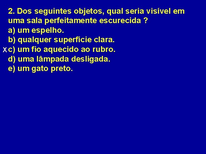 2. Dos seguintes objetos, qual seria visível em uma sala perfeitamente escurecida ? a)