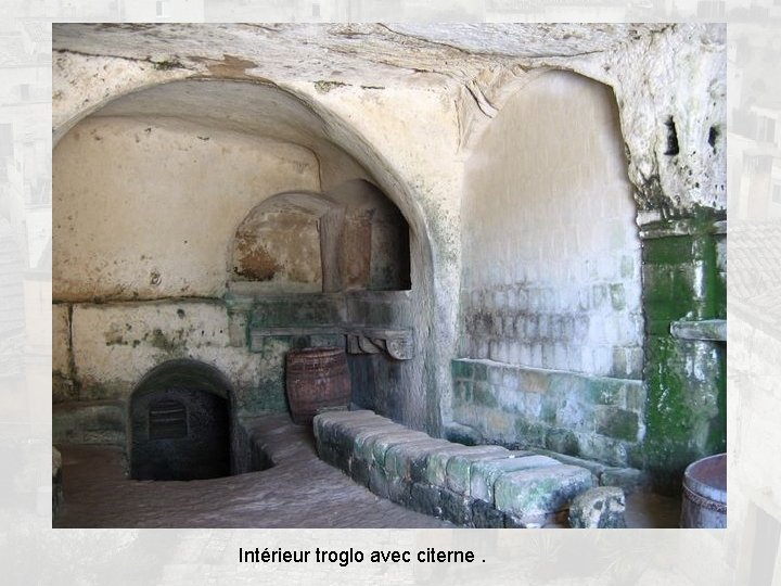 Intérieur troglo avec citerne. 