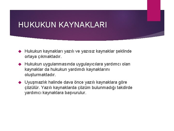 HUKUKUN KAYNAKLARI Hukukun kaynakları yazılı ve yazısız kaynaklar şeklinde ortaya çıkmaktadır. Hukukun uygulanmasında uygulayıcılara