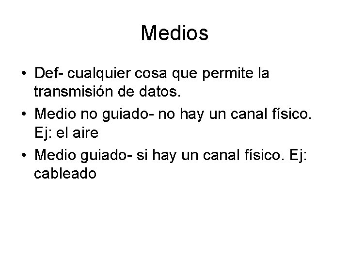 Medios • Def- cualquier cosa que permite la transmisión de datos. • Medio no