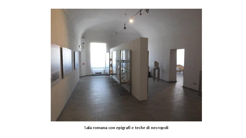 Sala romana con epigrafi e teche di necropoli 