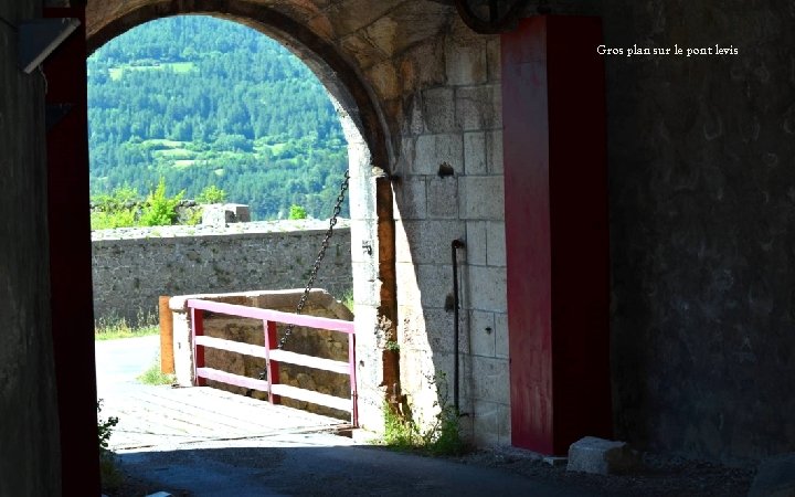 Gros plan sur le pont levis 