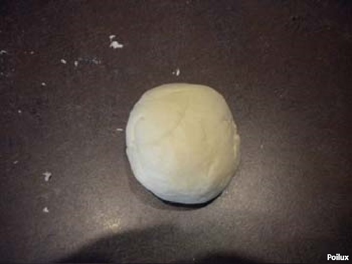 Mise en forme de la pâte en boule de pain Aplatir légèrement Poilux 