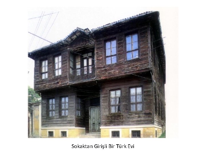 Sokaktan Girişli Bir Türk Evi 