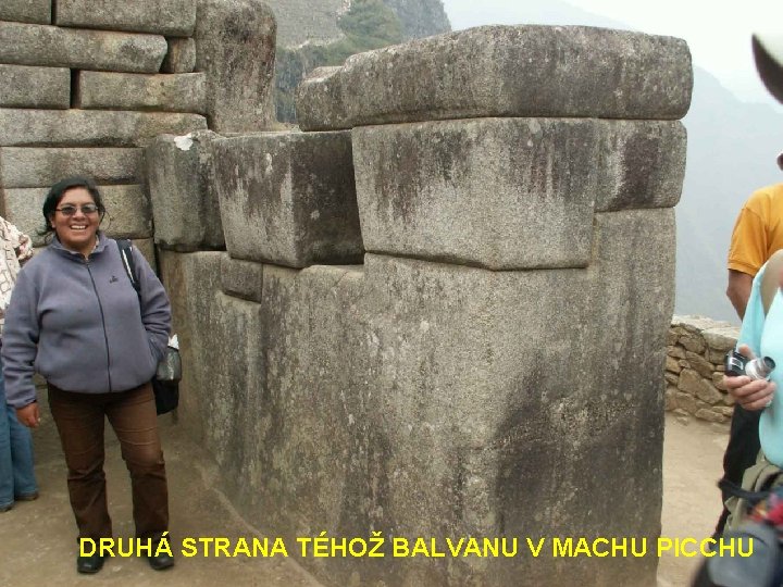 DRUHÁ STRANA TÉHOŽ BALVANU V MACHU PICCHU 