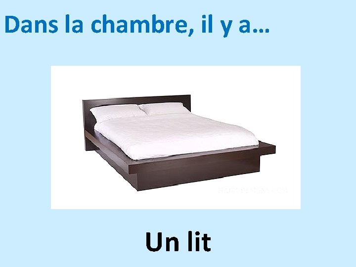 Dans la chambre, il y a… Un lit 