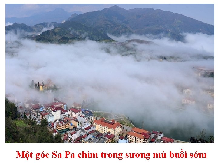 Một góc Sa Pa chìm trong sương mù buổi sớm 