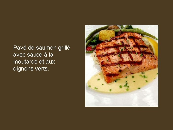 Pavé de saumon grillé avec sauce à la moutarde et aux oignons verts. 