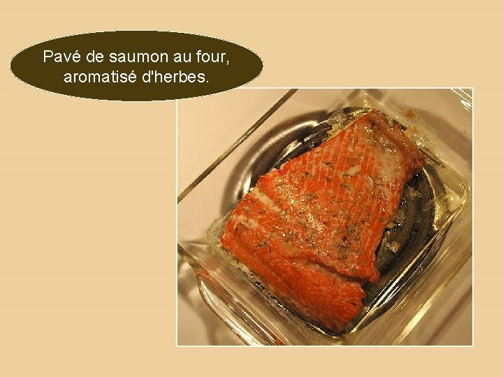 Pavé de saumon au four, aromatisé d'herbes. 