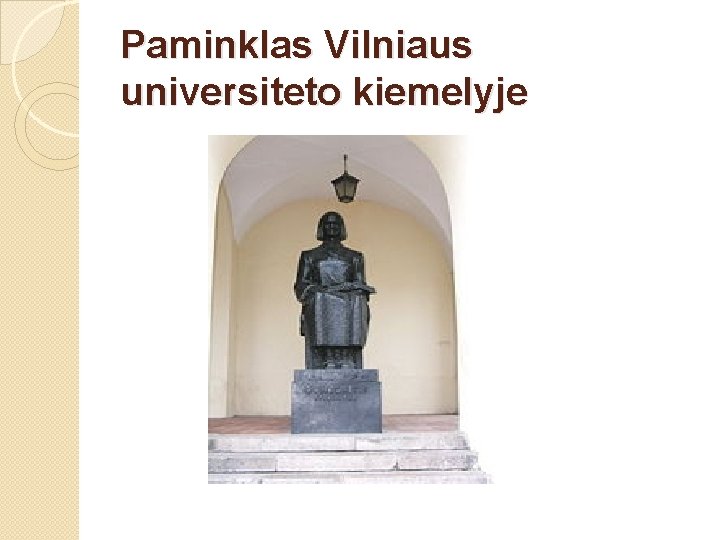 Paminklas Vilniaus universiteto kiemelyje 