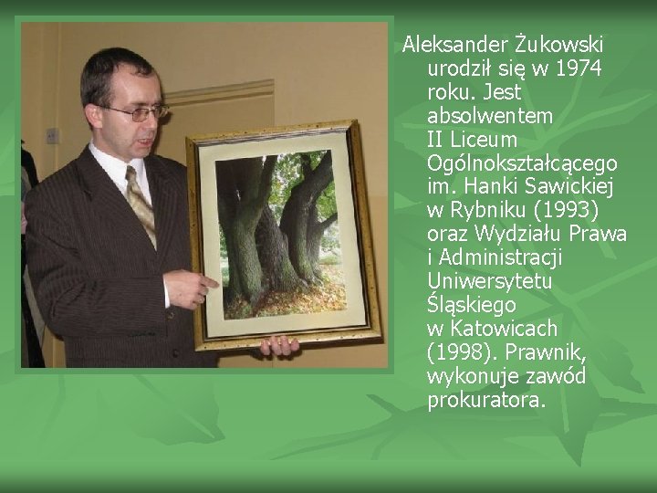 Aleksander Żukowski urodził się w 1974 roku. Jest absolwentem II Liceum Ogólnokształcącego im. Hanki