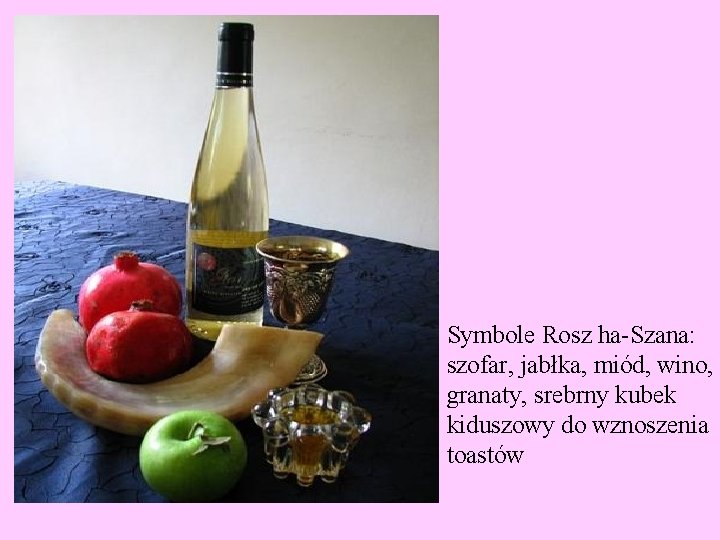 Symbole Rosz ha-Szana: szofar, jabłka, miód, wino, granaty, srebrny kubek kiduszowy do wznoszenia toastów