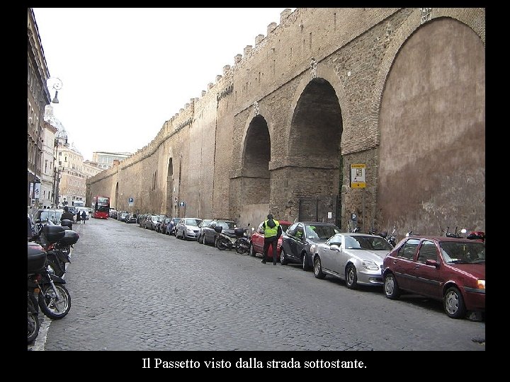 Il Passetto visto dalla strada sottostante. Il Passetto visto dalla strada sottostante.