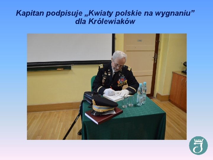 Kapitan podpisuje „Kwiaty polskie na wygnaniu” dla Królewiaków 