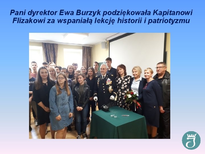 Pani dyrektor Ewa Burzyk podziękowała Kapitanowi Flizakowi za wspaniałą lekcję historii i patriotyzmu 