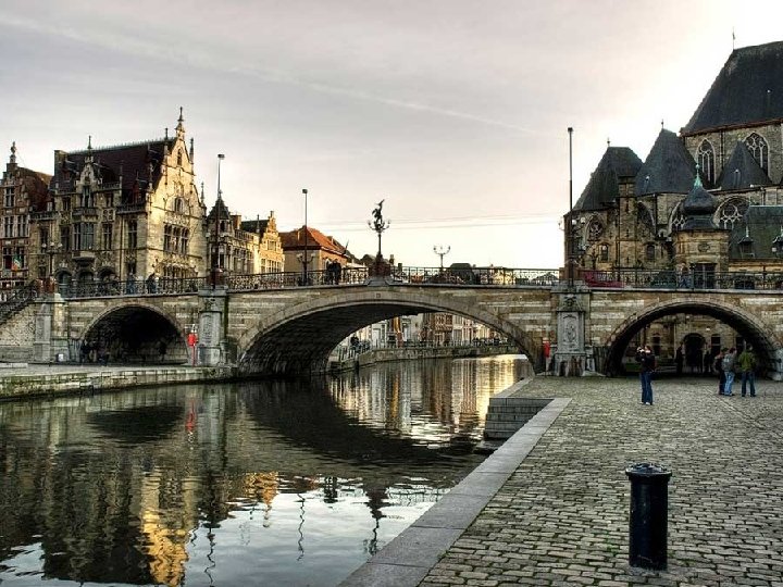 Al comienzo de la Graslei se halla el Puente de San Miguel sobre el