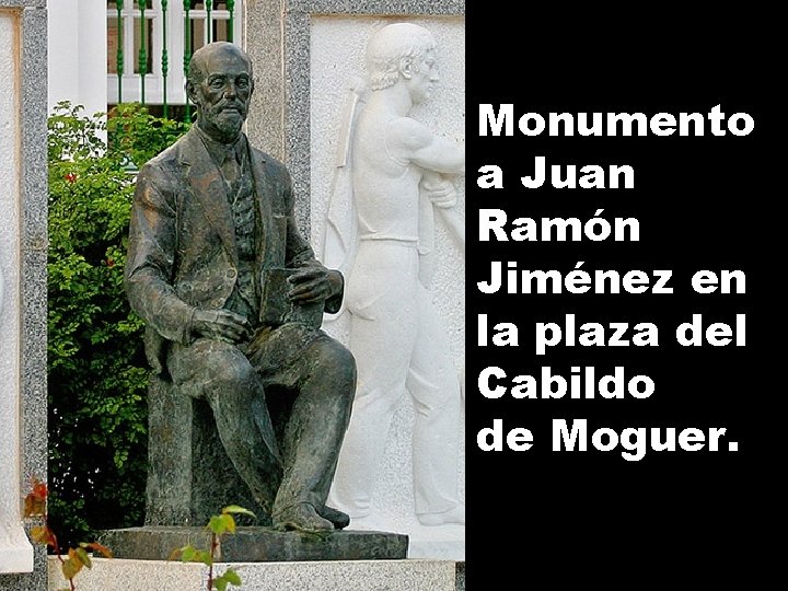 Monumento a Juan Ramón Jiménez en la plaza del Cabildo de Moguer. 