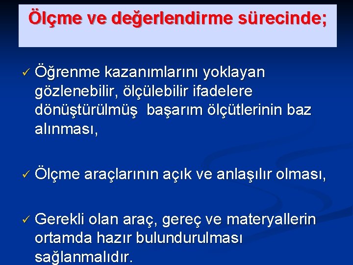 Ölçme ve değerlendirme sürecinde; ü Öğrenme kazanımlarını yoklayan gözlenebilir, ölçülebilir ifadelere dönüştürülmüş başarım ölçütlerinin