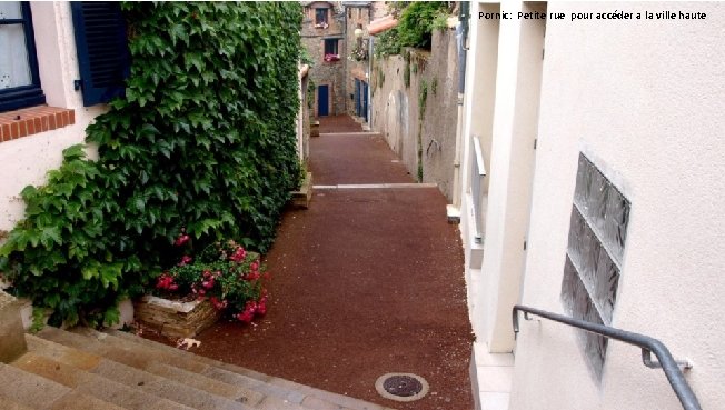 Pornic: Petite rue pour accéder a la ville haute 