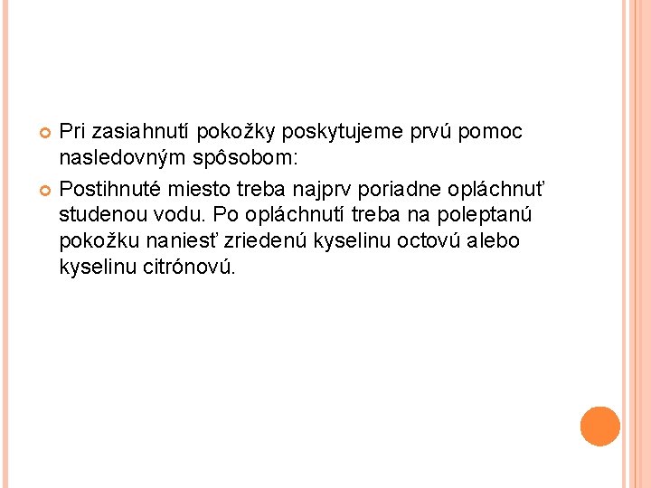 Pri zasiahnutí pokožky poskytujeme prvú pomoc nasledovným spôsobom: Postihnuté miesto treba najprv poriadne opláchnuť