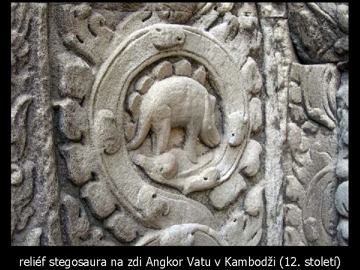 reliéf stegosaura na zdi Angkor Vatu v Kambodži (12. století) 