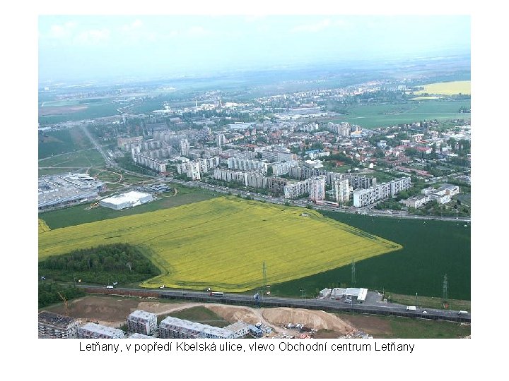 Letňany, v popředí Kbelská ulice, vlevo Obchodní centrum Letňany 