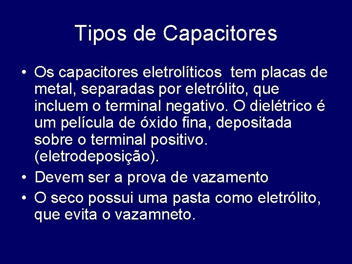 Tipos de Capacitores • Os capacitores eletrolíticos tem placas de metal, separadas por eletrólito,