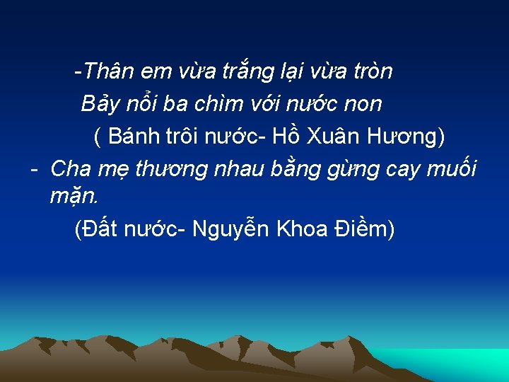 -Thân em vừa trắng lại vừa tròn Bảy nổi ba chìm với nước non