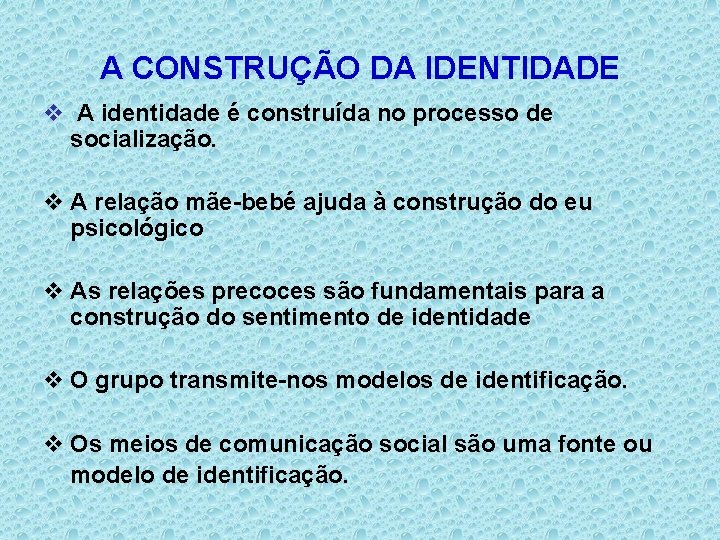 A CONSTRUÇÃO DA IDENTIDADE v A identidade é construída no processo de socialização. v
