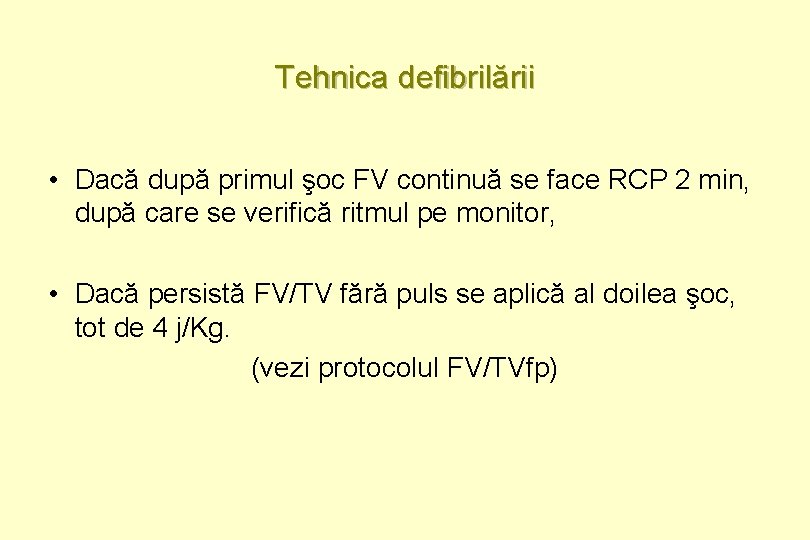 Tehnica defibrilării • Dacă după primul şoc FV continuă se face RCP 2 min,