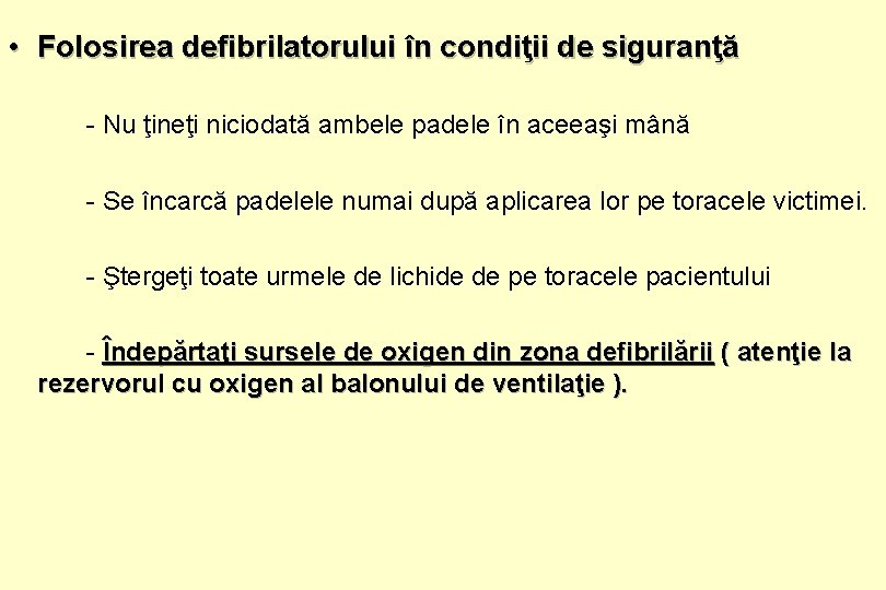  • Folosirea defibrilatorului în condiţii de siguranţă - Nu ţineţi niciodată ambele padele