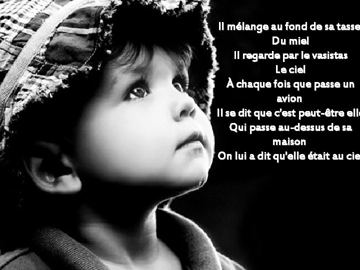 Il mélange au fond de sa tasse Du miel Il regarde par le vasistas