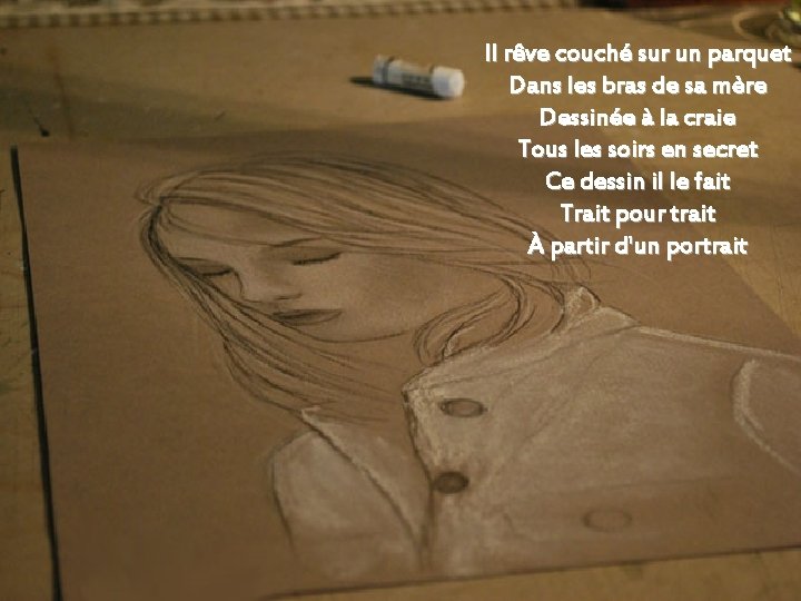 Il rêve couché sur un parquet Dans les bras de sa mère Dessinée à