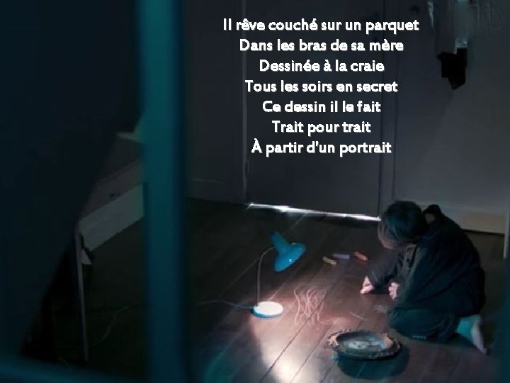 Il rêve couché sur un parquet Dans les bras de sa mère Dessinée à