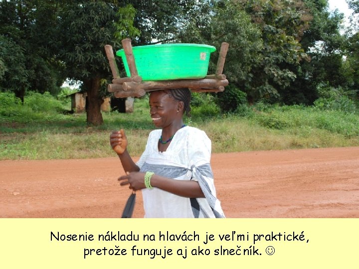 Nosenie nákladu na hlavách je veľmi praktické, pretože funguje aj ako slnečník. 