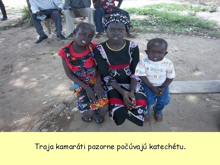 Traja kamaráti pozorne počúvajú katechétu. 