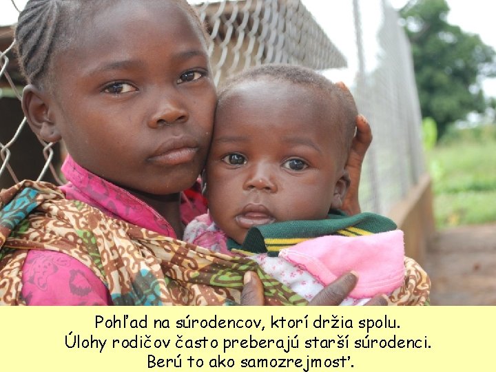 Pohľad na súrodencov, ktorí držia spolu. Úlohy rodičov často preberajú starší súrodenci. Berú to