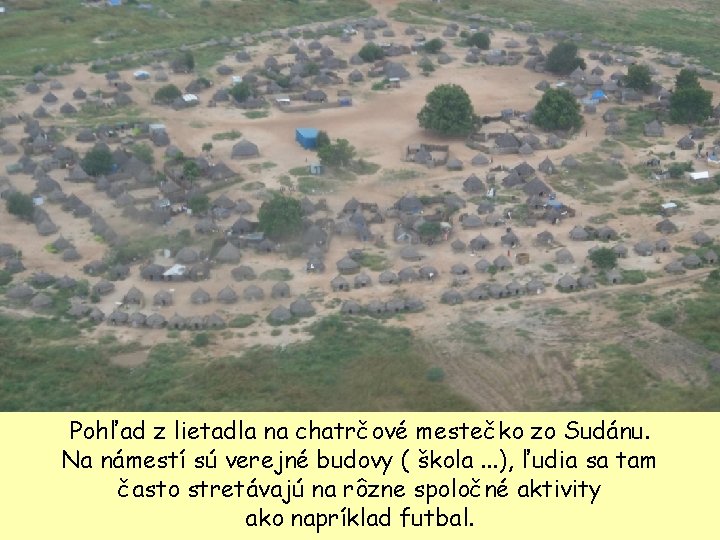 Pohľad z lietadla na chatrčové mestečko zo Sudánu. Na námestí sú verejné budovy (