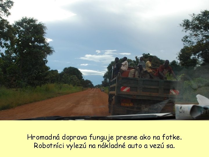 Hromadná doprava funguje presne ako na fotke. Robotníci vylezú na nákladné auto a vezú