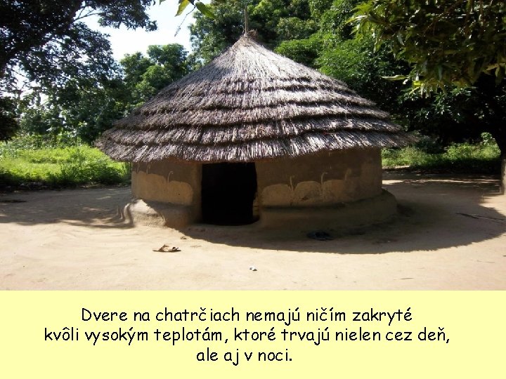 Dvere na chatrčiach nemajú ničím zakryté kvôli vysokým teplotám, ktoré trvajú nielen cez deň,