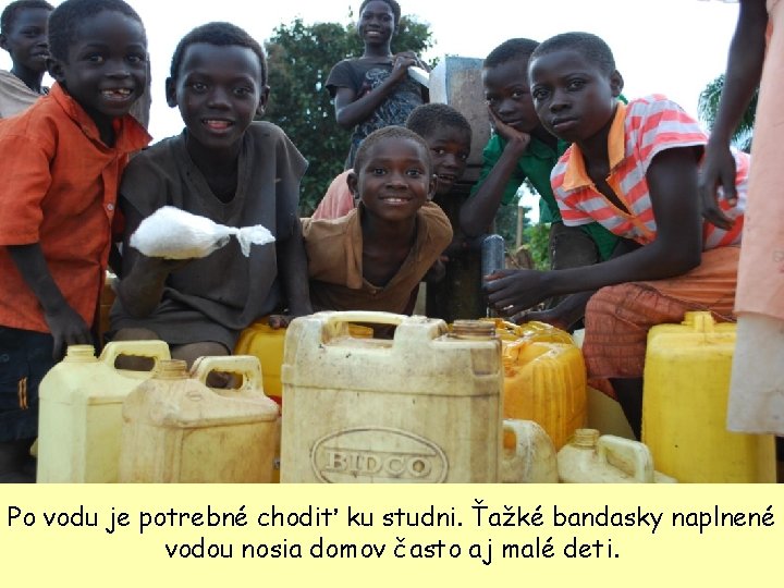 Po vodu je potrebné chodiť ku studni. Ťažké bandasky naplnené vodou nosia domov často